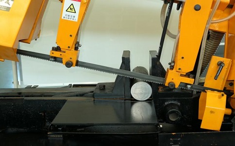 浔阳数控带锯床自动送料精度会出现偏差吗？