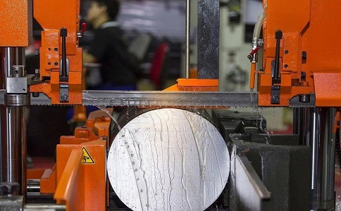 浔阳立式金属带锯床切削出现跑带故障解决方法！